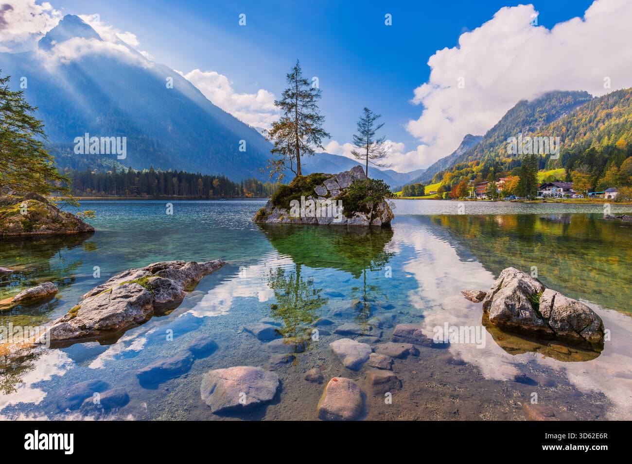 Parco Nazionale Berchtesgaden, Germania. Lago di Hintersee e le Alpi Bavaresi all'alba. Foto Stock