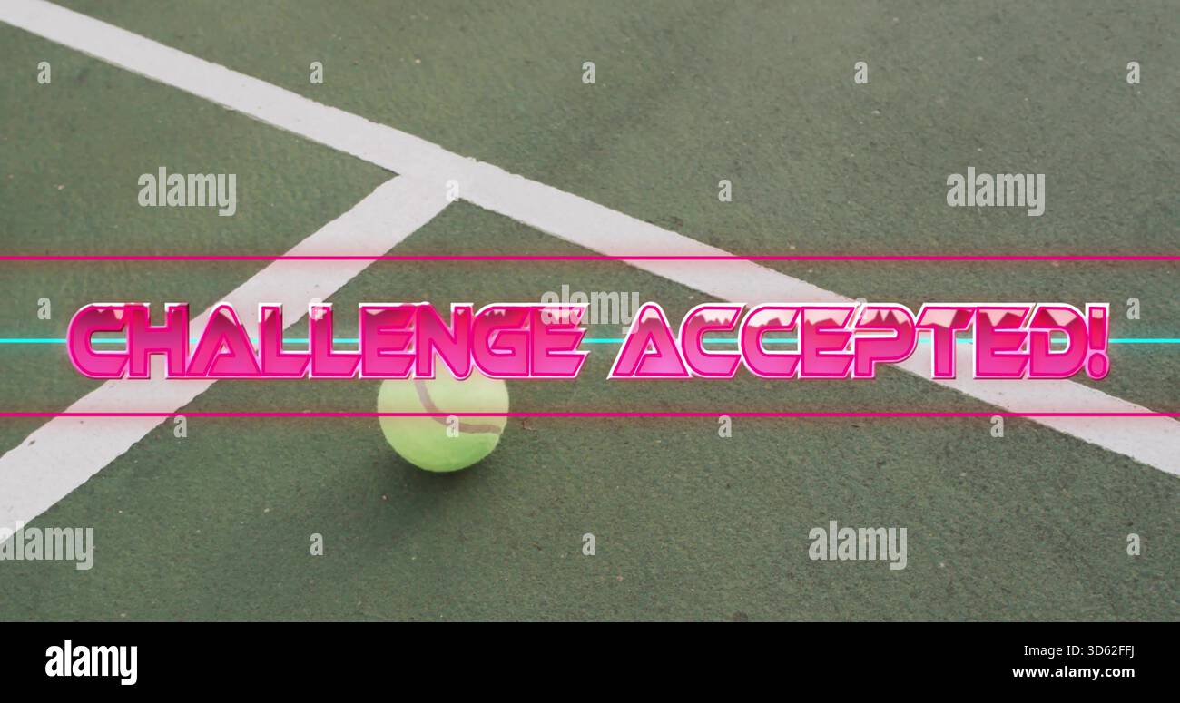 Palla da tennis al neon seduta su un campo all'aperto, linee di attraversamento bianche e rivestimento ACCETTATO PER LA SFIDA Foto Stock