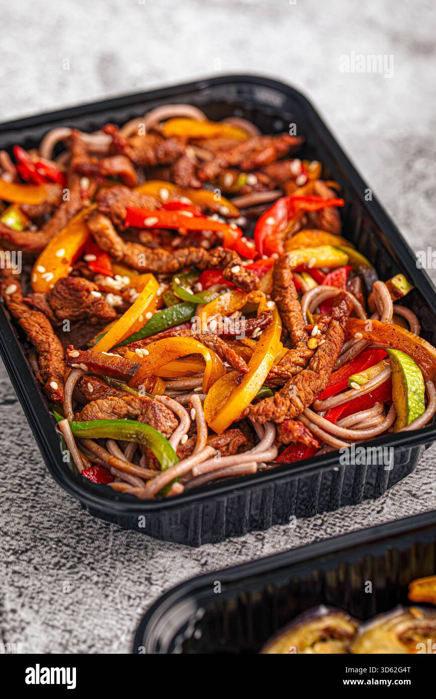 Mescolare gli spaghetti di manzo con verdure colorate Foto Stock