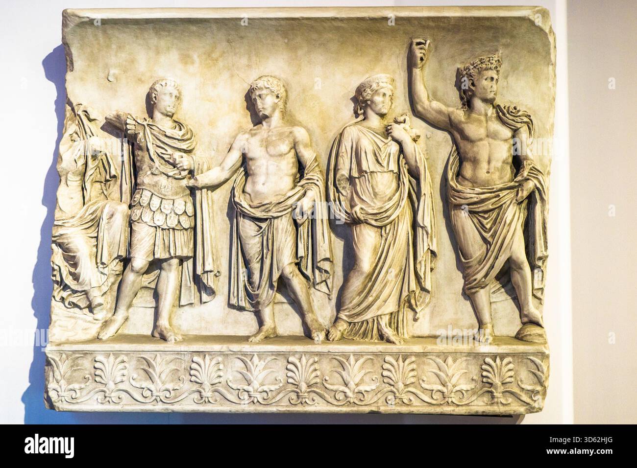 Bassorilievo di un monumento di epoca Giulio-Claudia - Ravenna, scavi vicino a San vitale - marmo, prima metà del i secolo d.C. - copia - Museo della città e del territorio - Ravenna, Italia Foto Stock