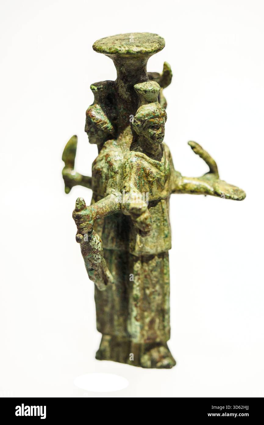 Statuetta in bronzo di Ecate, con tre corpi (perché è una tripla divinità: Celeste, terrestre e marina) – Museo della città e del territorio – Ravenna, Italia Foto Stock
