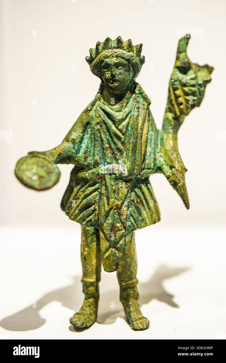 Statuetta in bronzo di un mero (spirito custode), che tiene in mano un piatto - II-III secolo d.C. - Museo della città e del territorio - Ravenna, Italia Foto Stock