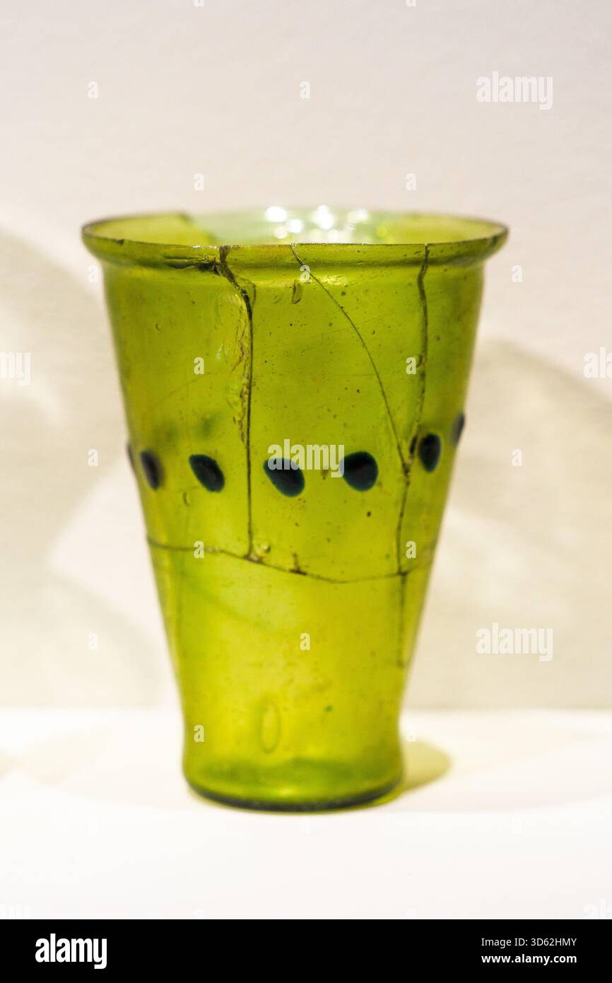 Vetro unguentaria i - V secolo d.C. - Museo della città e del territorio - Ravenna, Italia Foto Stock