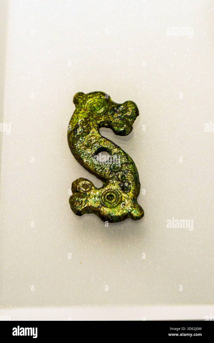 Piatto di bronzo per borsa dalla zona portuale di Classe - prima metà del VII secolo d.C. - Museo della città e del territorio - Ravenna, Italia Foto Stock