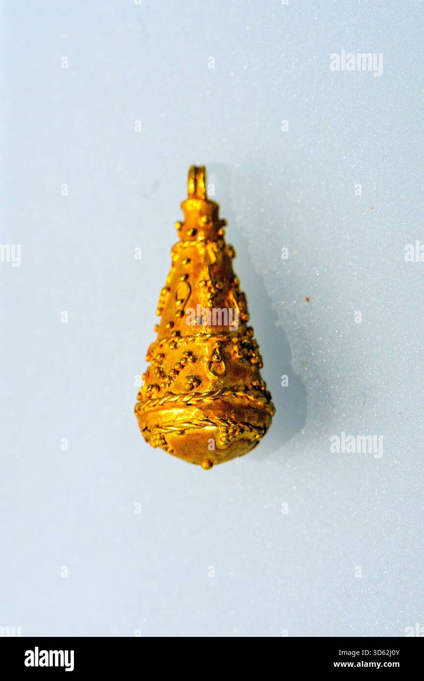 Ciondolo in oro di una collana proveniente dalla necropoli di Classe - III secolo d.C. - Museo della città e del territorio - Ravenna, Italia Foto Stock
