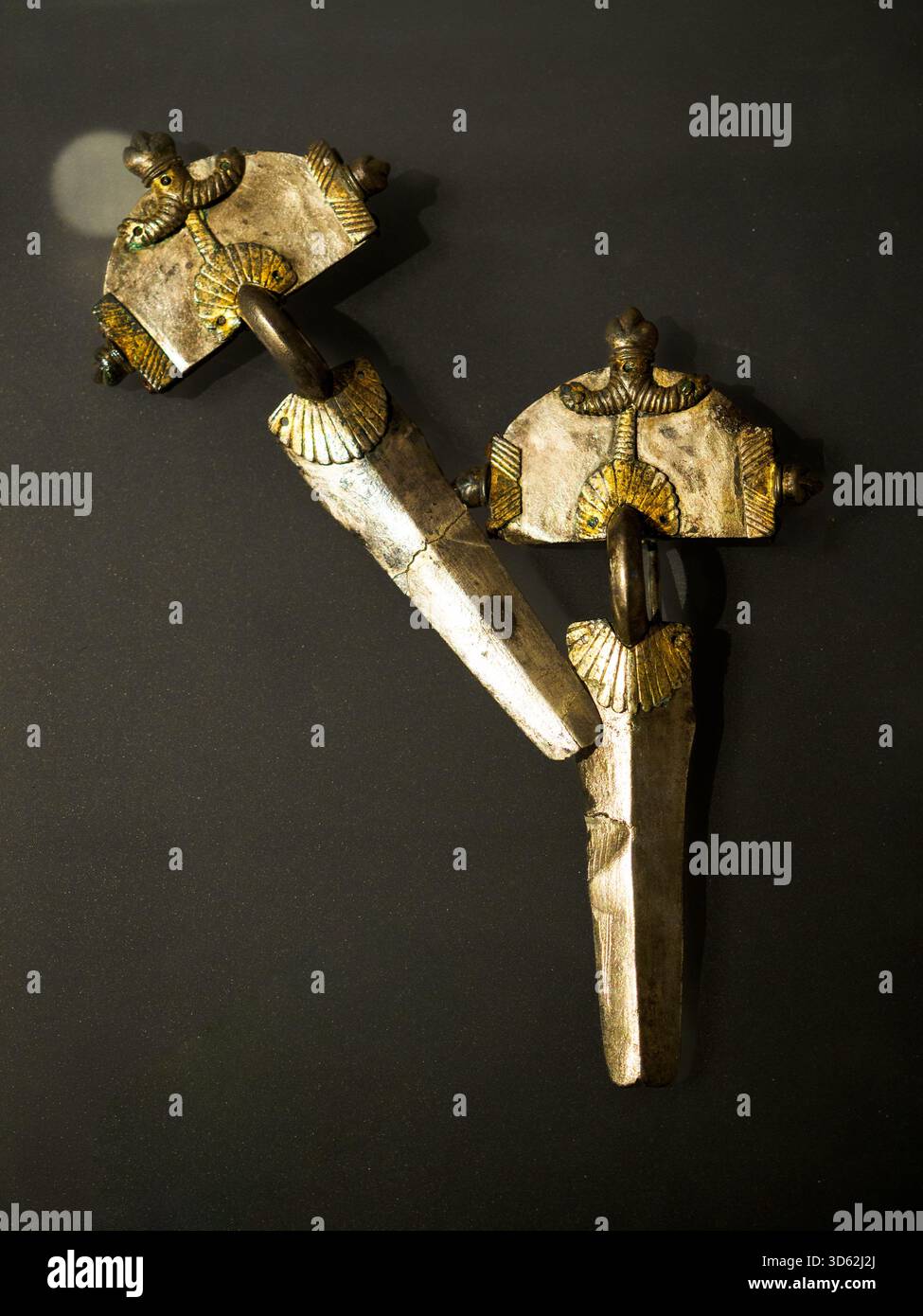 Spille (fibule) di Castel Bolognese - Argento con tracce dorate - prima metà del V secolo d.C. - Museo della città e del territorio - Ravenna, Italia Foto Stock