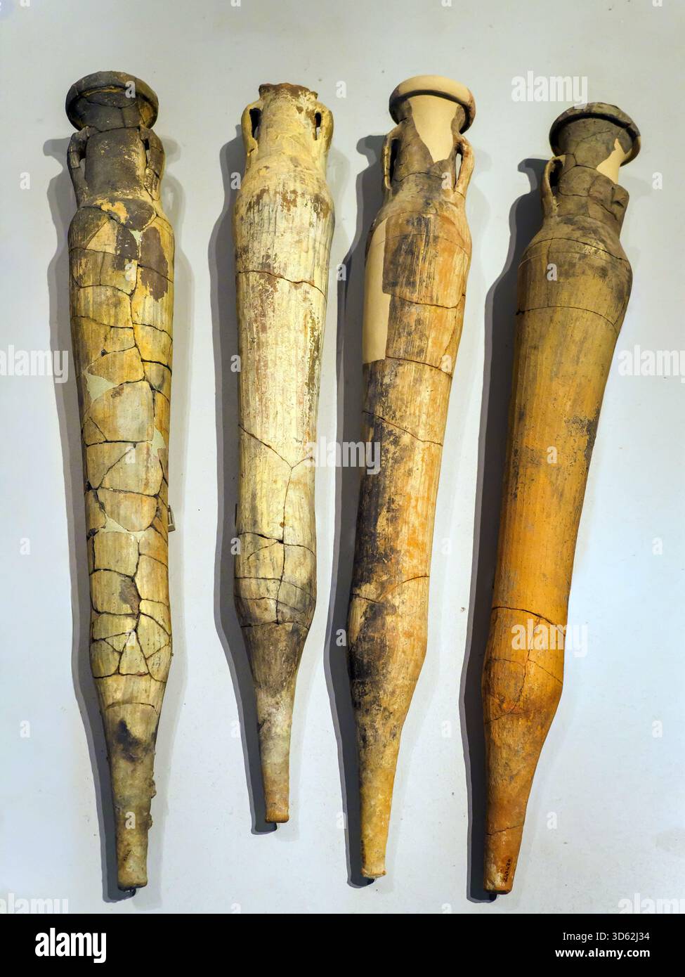 Anfore a corpo stretto di tunisina (spatheia K26) - Classe, porto - ceramica fine V - inizio vi secolo d.C. - Museo della città e del territorio - Ravenna, Italia Foto Stock