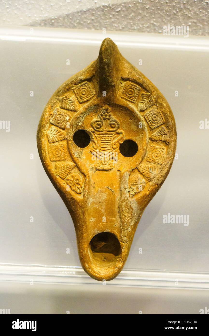 Lampada a olio di terracotta per fulmini provenienti dall'Africa, V-vi secolo d.C. - Museo della città e del territorio - Ravenna, Italia Foto Stock