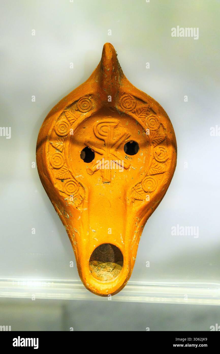 Lampada a olio di terracotta per fulmini provenienti dall'Africa, V-vi secolo d.C. - Museo della città e del territorio - Ravenna, Italia Foto Stock