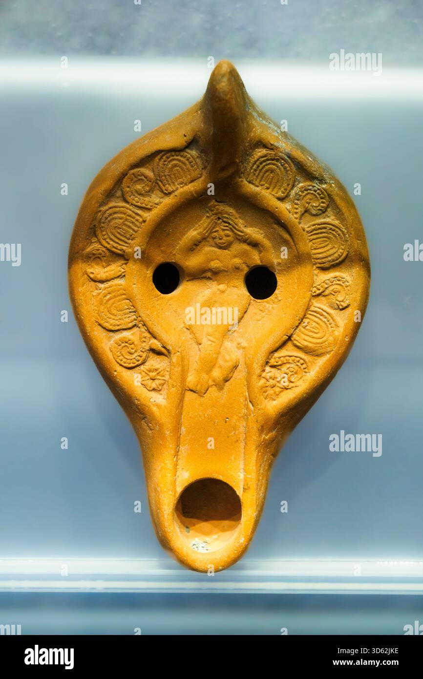 Lampada a olio di terracotta per fulmini provenienti dall'Africa, V-vi secolo d.C. - Museo della città e del territorio - Ravenna, Italia Foto Stock