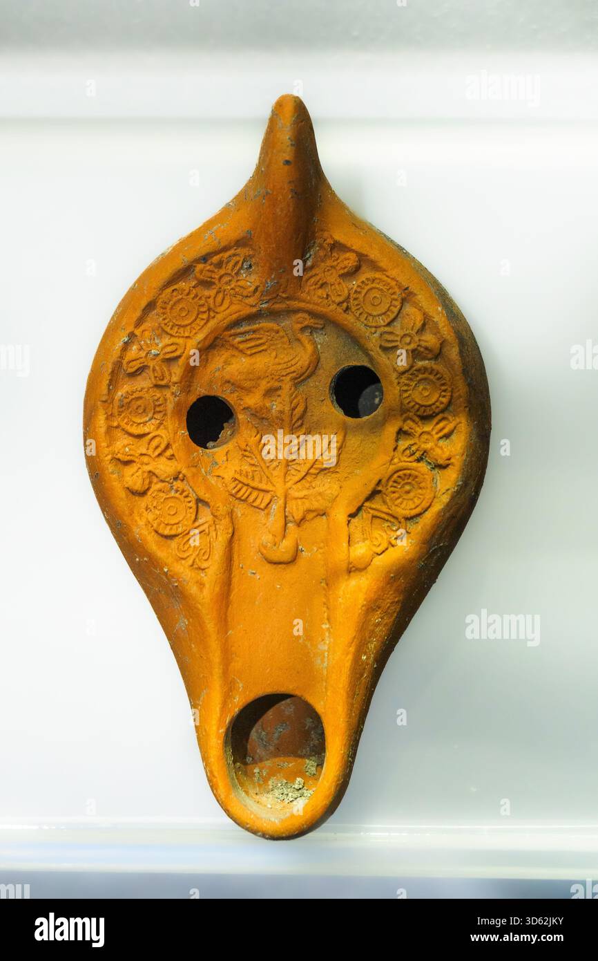 Lampada a olio di terracotta per fulmini provenienti dall'Africa, V-vi secolo d.C. - Museo della città e del territorio - Ravenna, Italia Foto Stock