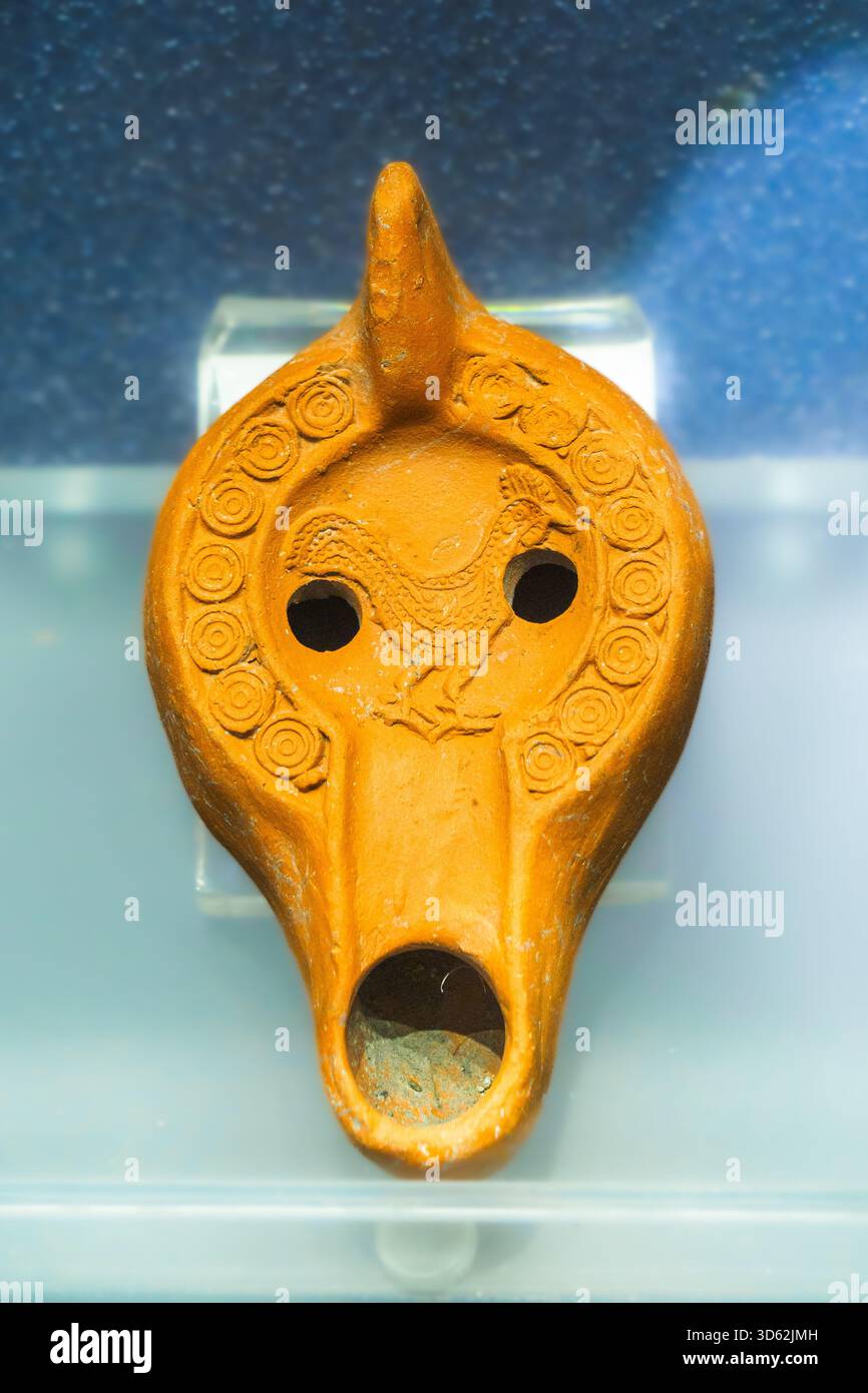 Lampada a olio di terracotta per fulmini provenienti dall'Africa, V-vi secolo d.C. - Museo della città e del territorio - Ravenna, Italia Foto Stock