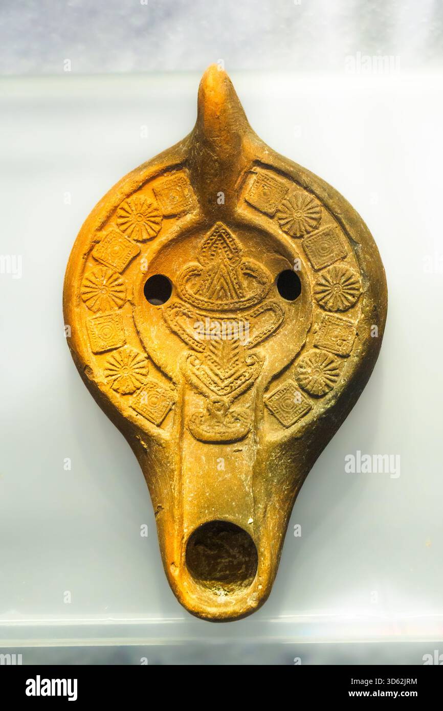 Lampada a olio di terracotta per fulmini provenienti dall'Africa, V-vi secolo d.C. - Museo della città e del territorio - Ravenna, Italia Foto Stock