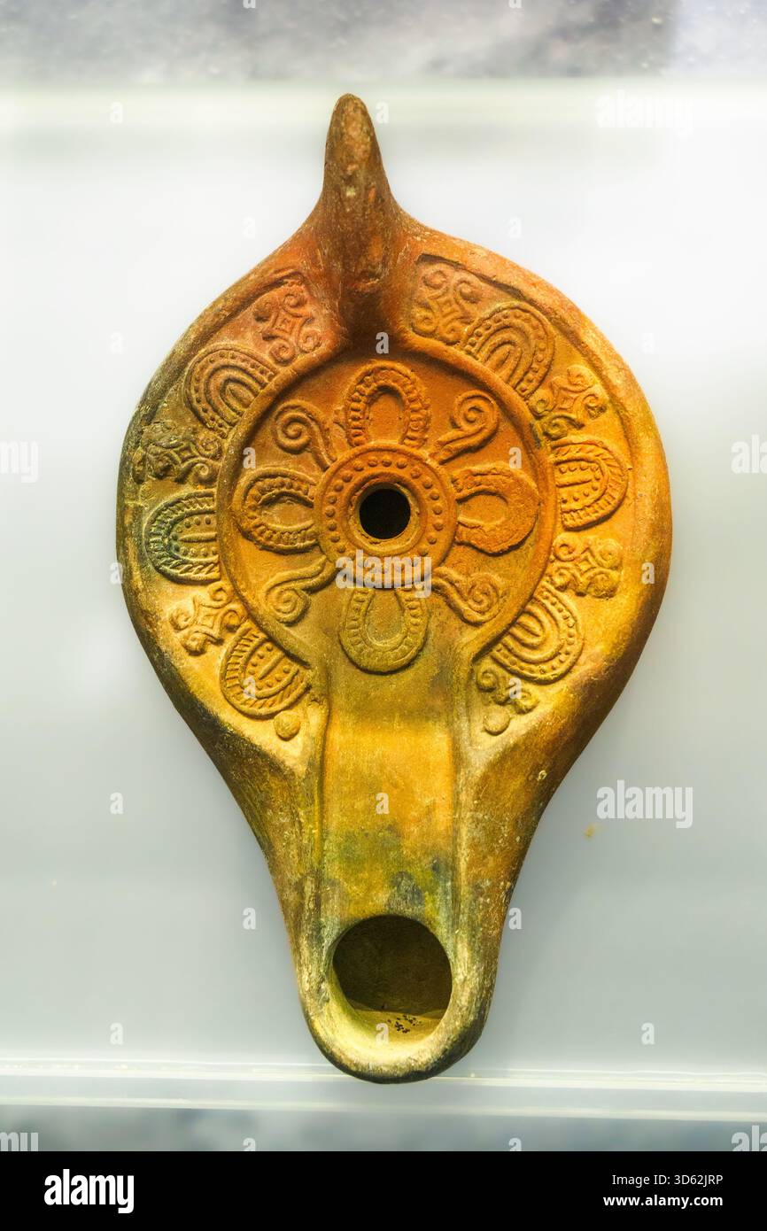 Lampada a olio di terracotta per fulmini provenienti dall'Africa, V-vi secolo d.C. - Museo della città e del territorio - Ravenna, Italia Foto Stock