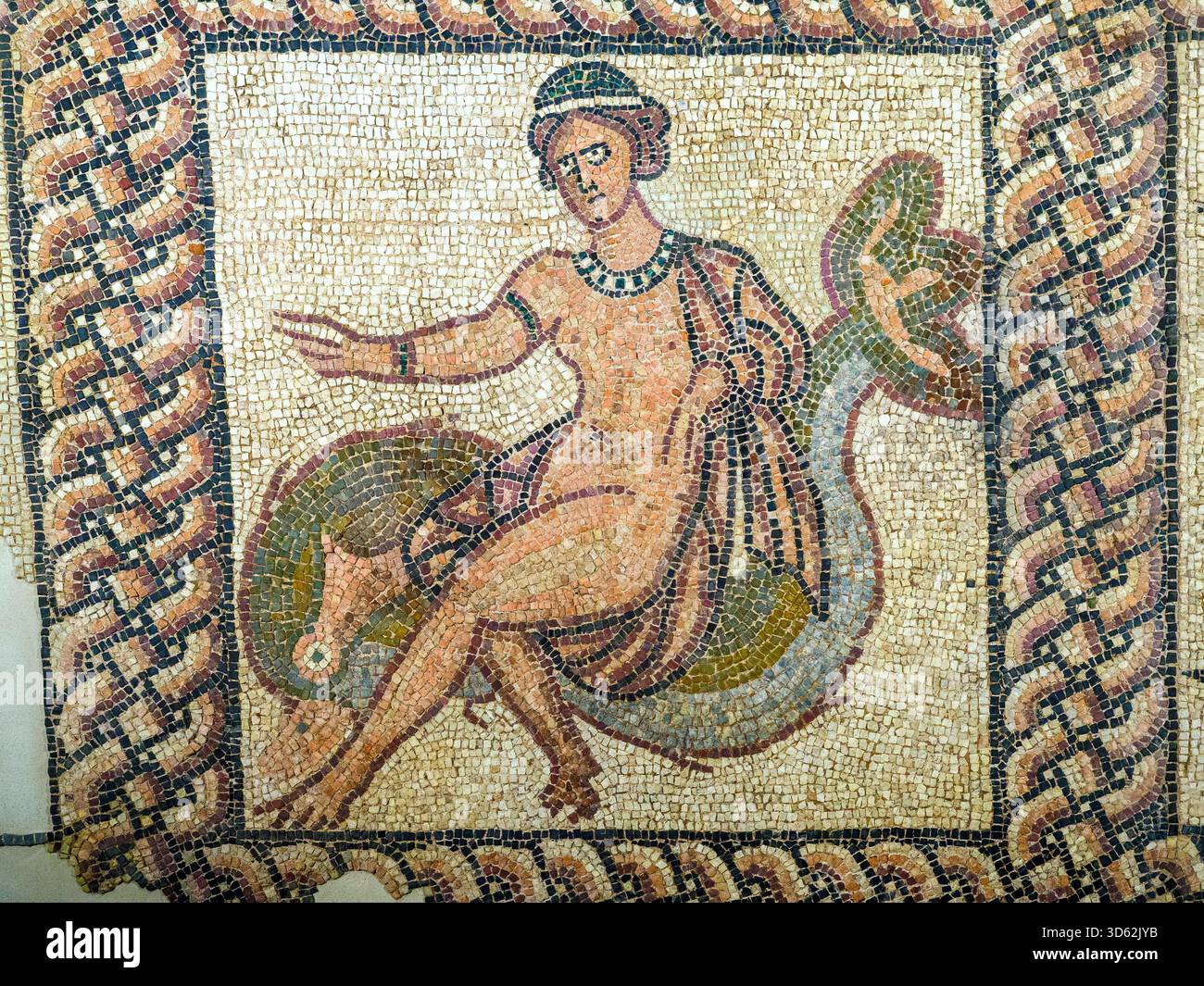 Dettaglio di un mosaico con Nereide sul delfino, vestibolo di via Dogana a Faenza, IV - V secolo d.C. - Museo della città e del territorio - Ravenna, Italia Foto Stock