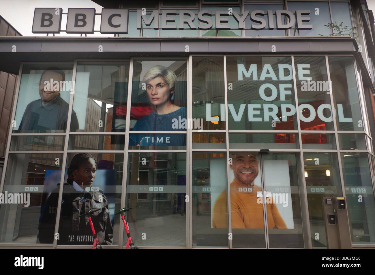 La facciata dell'edificio della BBC radio Merseyside su Hanover St Liverpool, con lo slogan "MADE OF LIVERPOOL" sulle finestre di vetro. Foto Stock