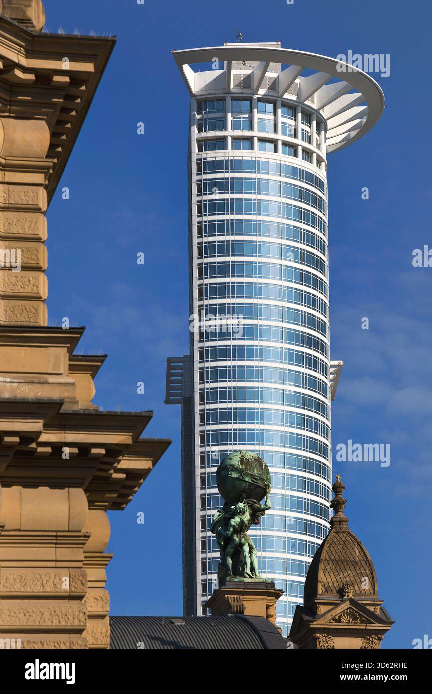 Fronte principale della stazione principale con Atlas di fronte al grattacielo DZ Bank, Germania, Assia, Francoforte sul meno Foto Stock