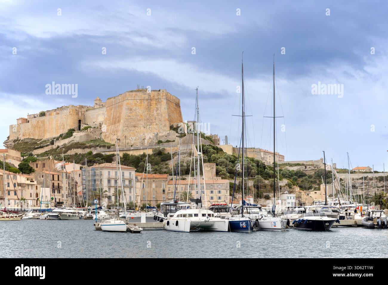 Porto e fortezza, Francia, Corsica, Bonifacio Foto Stock