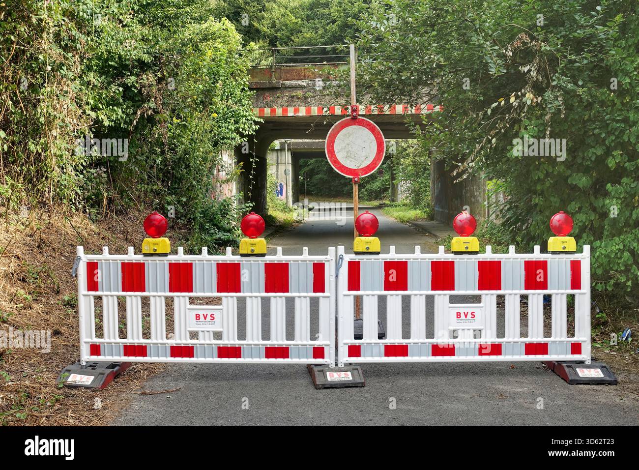 Strada chiusa a causa di un ponte ferroviario fatiscente, Germania, Renania settentrionale-Vestfalia, Ruhr area, Bochum Foto Stock