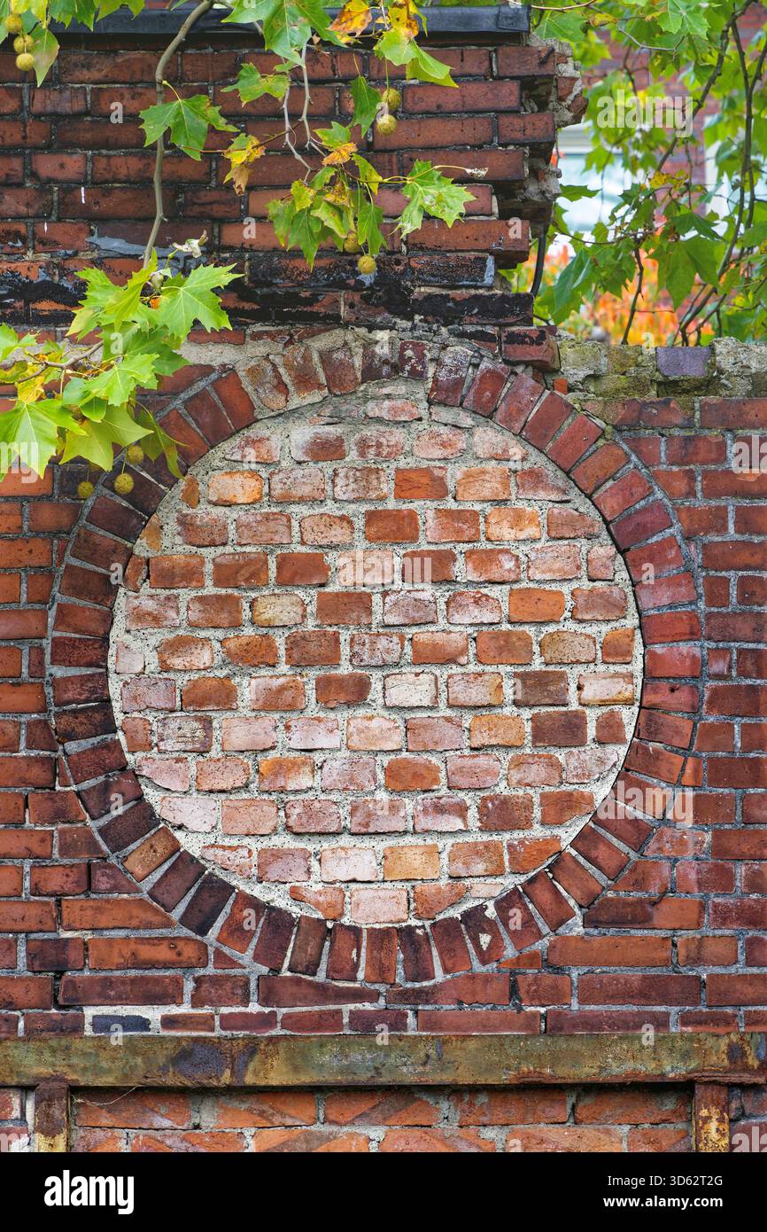 Finestra rotonda in mattoni di una vecchia rovina in mattoni, Germania, Renania settentrionale-Vestfalia, Ruhr area, Witten Foto Stock