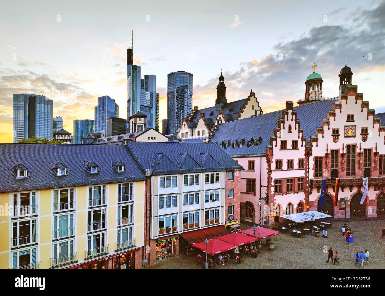 Roemer, il vecchio municipio e i moderni grattacieli del distretto bancario sullo sfondo, Roemerberg nella città vecchia, Germania, Assia, Francoforte sul meno Foto Stock