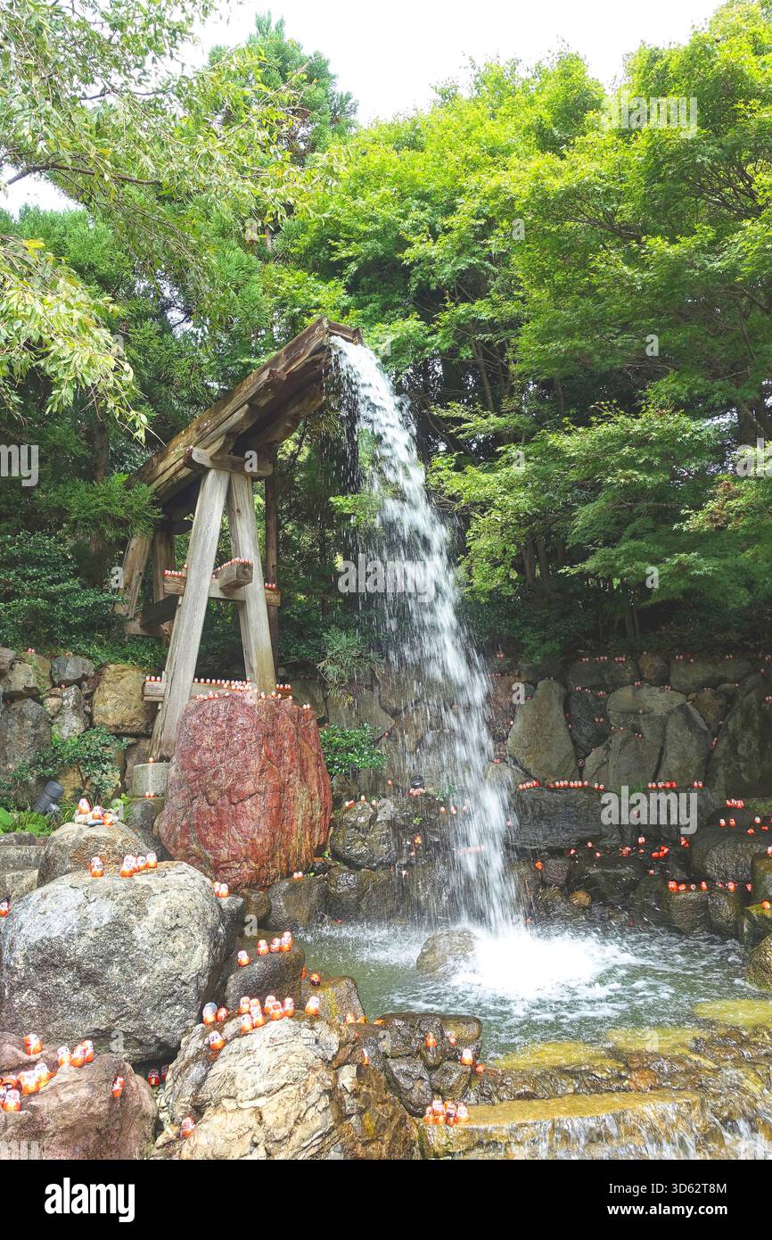 Molti piccoli incantesimi Daruma fortunati al Tempio Katsuoji nel Parco Minoh, Giappone, Osaka, Minoh Foto Stock