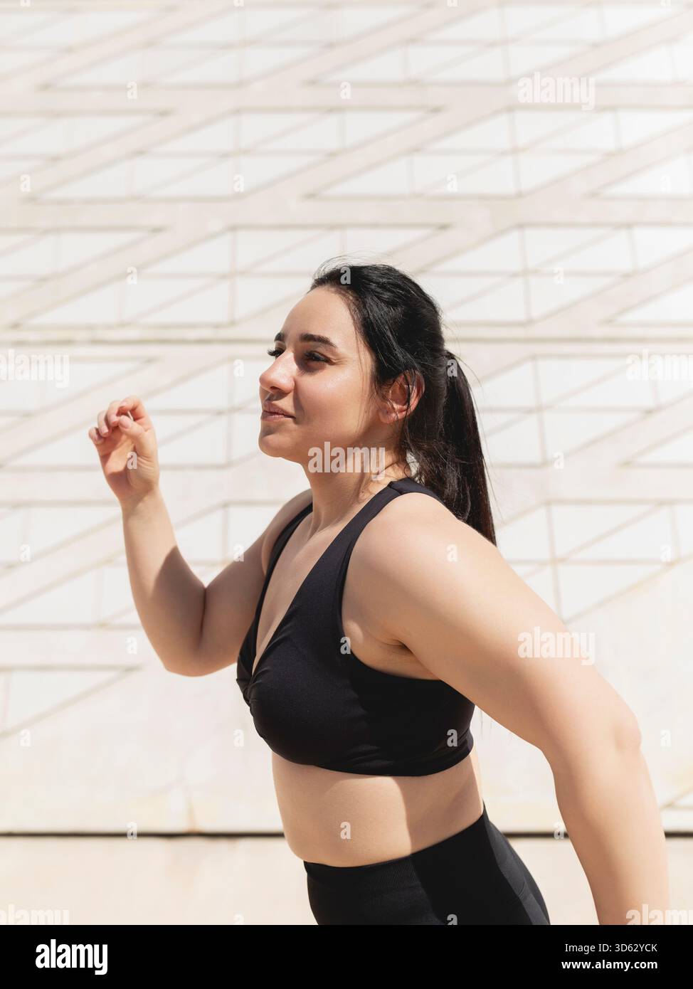 Ritratto di una donna, felice, in un momento di danza e movimenti per rilassarsi e disconnettersi Foto Stock