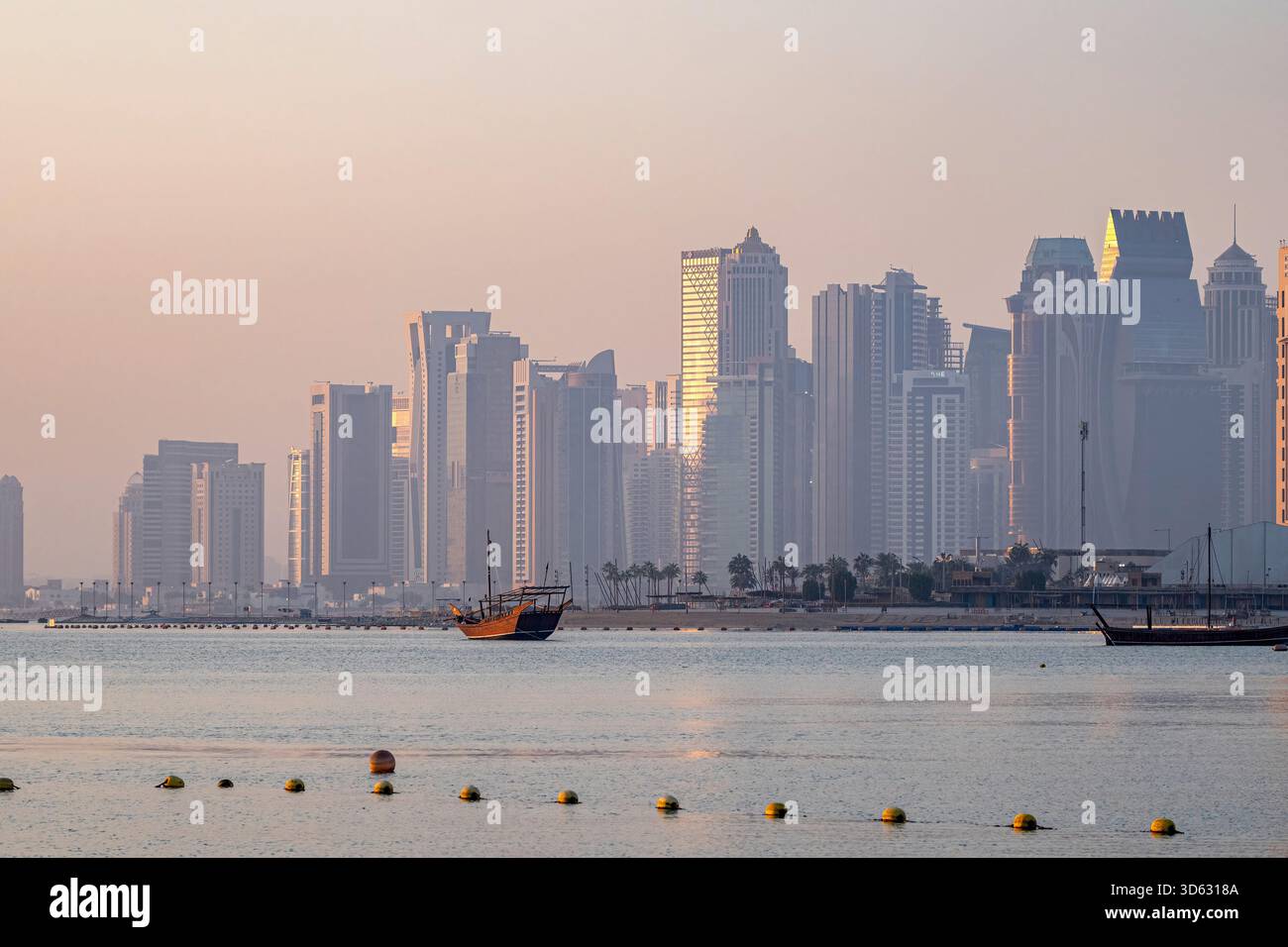 Doha, Qatar - 24 ottobre 2025: Vista dello skyline di Doha al mattino presto Foto Stock