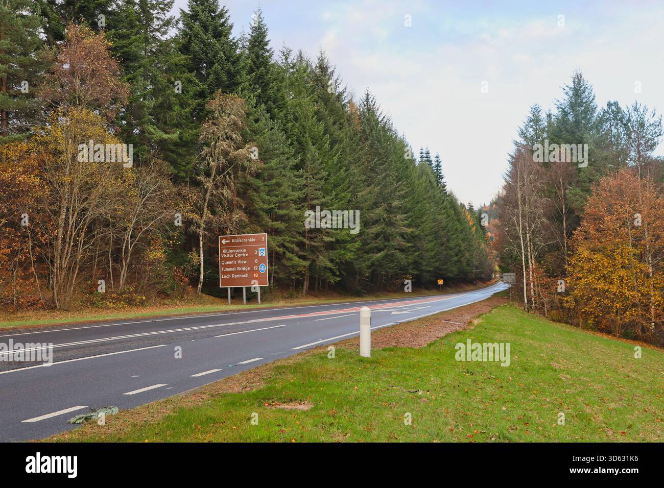 Cartello turistico sulla A9 vicino a Pitlochry Scozia novembre 2025 Foto Stock