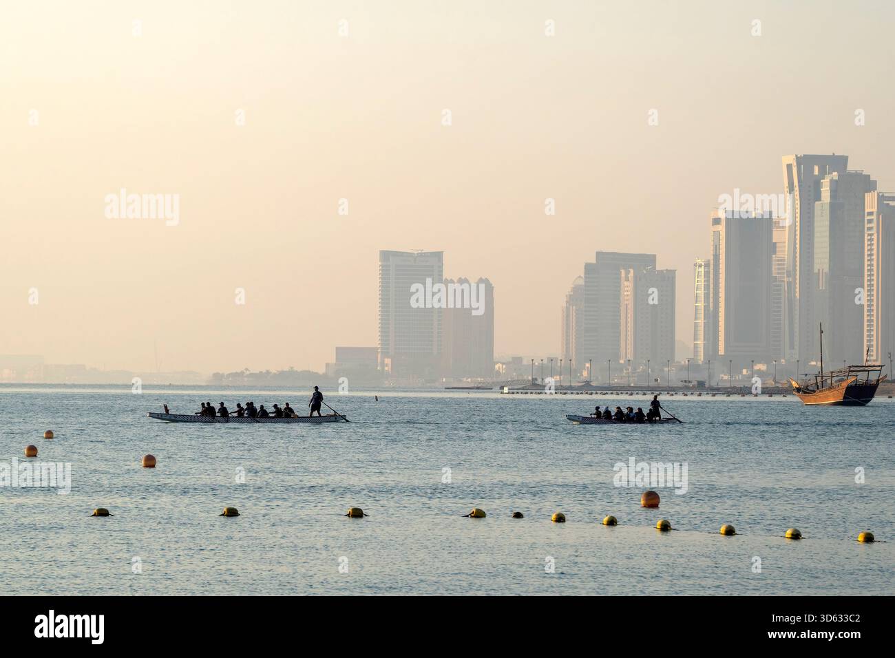Doha, Qatar - 24 ottobre 2025: Vista dello skyline di Doha al mattino presto Foto Stock