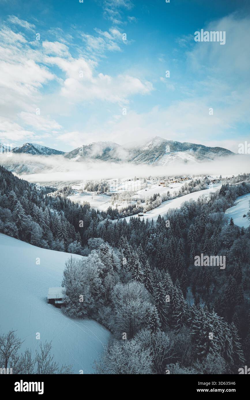 Österreich, Steiermark, Schladming-Dachstein, Schladming, Rohrmoos, 4-Berge-Skischaukel, Reiteralm, Hochwurzen, Planai, Hauser Kaibling, inverno, Schnee, Bergpanorama, Alpen, Talnebel, verschneite Wälder, Planai-West, Seilbahn, Talbach - Archiv *** Austria, Stiria, Schladming Dachstein, Schladming, Rohrmoos, 4 Berge Skischaukel, Reiteralm, Hochwurzen, Planai, Hauser Kaibling, inverno, neve, panorama montano, Alpi, nebbia vallata, foreste innevate, Planai West, funivia, Talbach Archive Copyright: xStefanxTrochax Foto Stock
