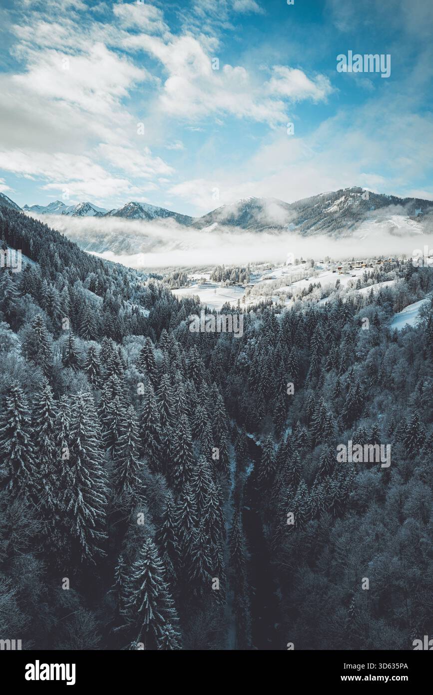 Österreich, Steiermark, Schladming-Dachstein, Schladming, Rohrmoos, 4-Berge-Skischaukel, Reiteralm, Hochwurzen, Planai, Hauser Kaibling, inverno, Schnee, Bergpanorama, Alpen, Talnebel, verschneite Wälder, Planai-West, Seilbahn, Talbach - Archiv *** Austria, Stiria, Schladming Dachstein, Schladming, Rohrmoos, 4 Berge Skischaukel, Reiteralm, Hochwurzen, Planai, Hauser Kaibling, inverno, neve, panorama montano, Alpi, nebbia vallata, foreste innevate, Planai West, funivia, Talbach Archive Copyright: xStefanxTrochax Foto Stock