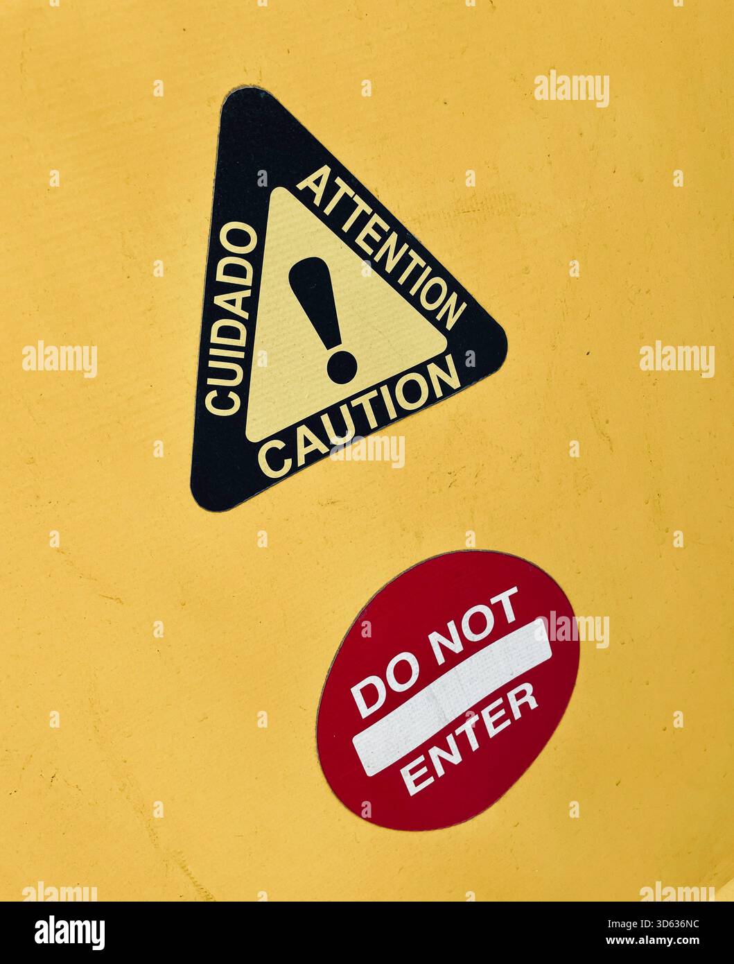 Colorato non entrare cartello con un avvertimento su sfondo giallo, 2025, New York City, Stati Uniti - Immagine stock catturata con smartphone