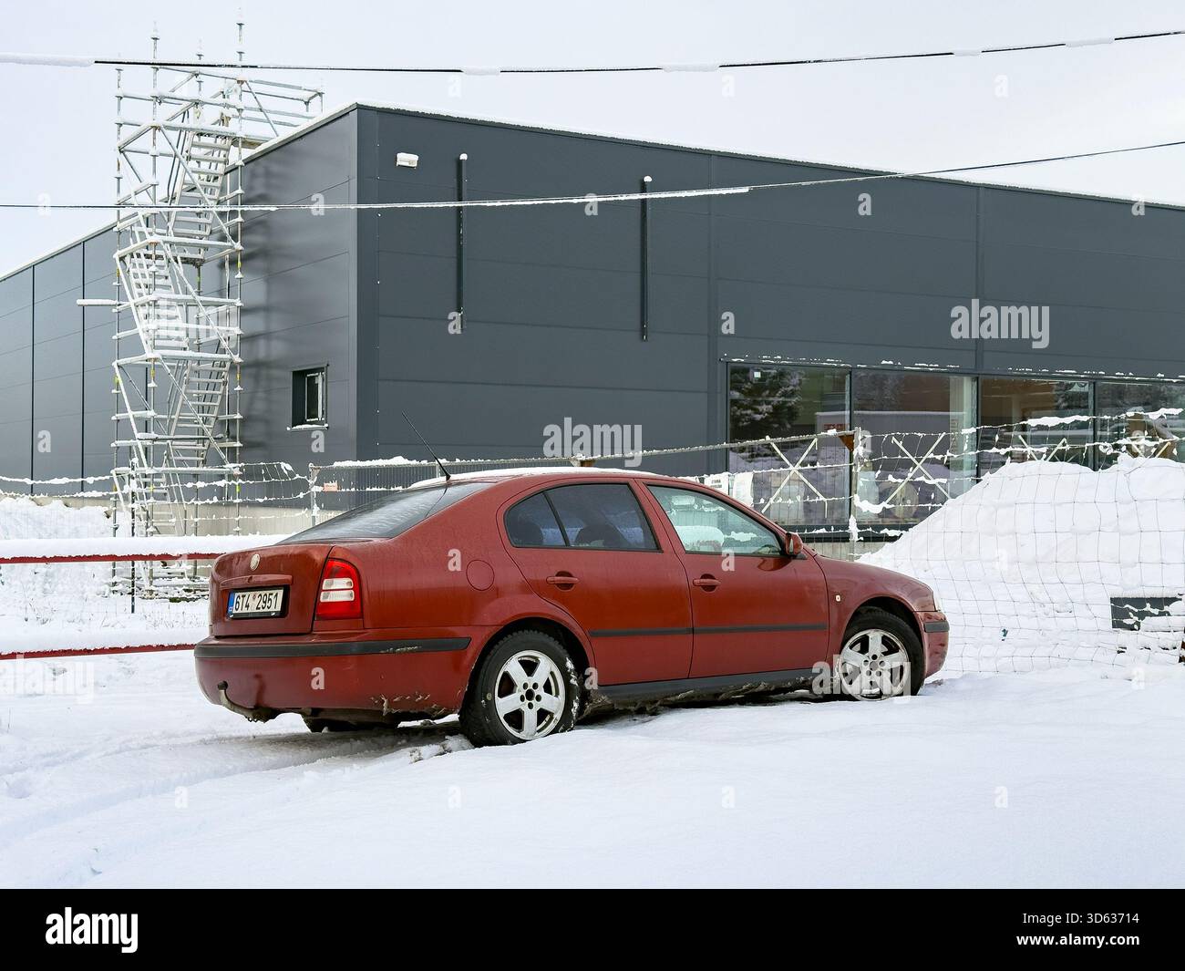 Havirov, Czechia - 22 novembre 2024: Red Skoda Octavia Mk1 in versione con lifting posteriore, vista laterale posteriore in inverno davanti alla costruzione Foto Stock