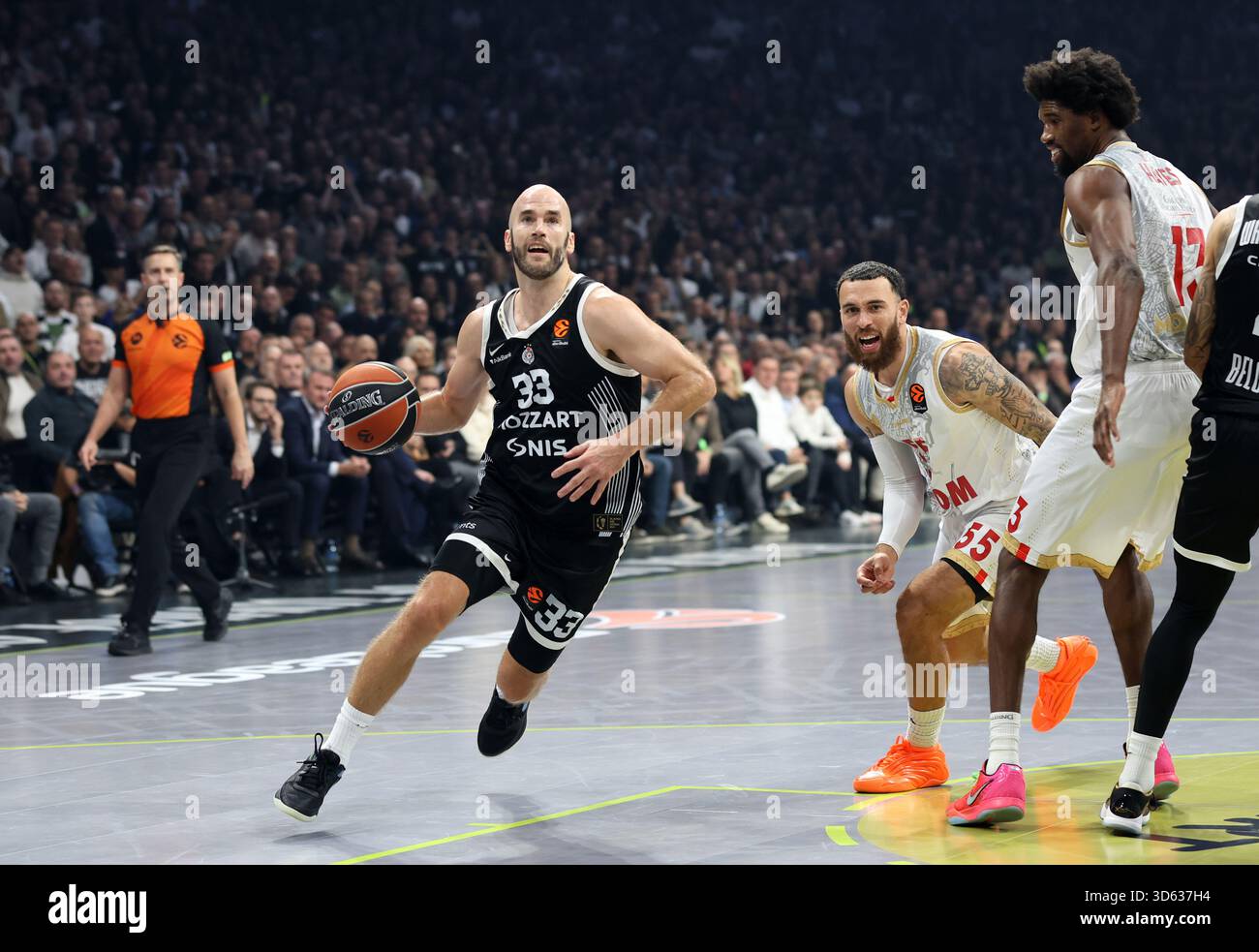 Belgrado, Serbia. 11 novembre 2025. Nick Calathes (L) di Partizan e Mike James di Monaco, Kevarrius Hayes (R) durante la partita in Eurolega. Foto Stock