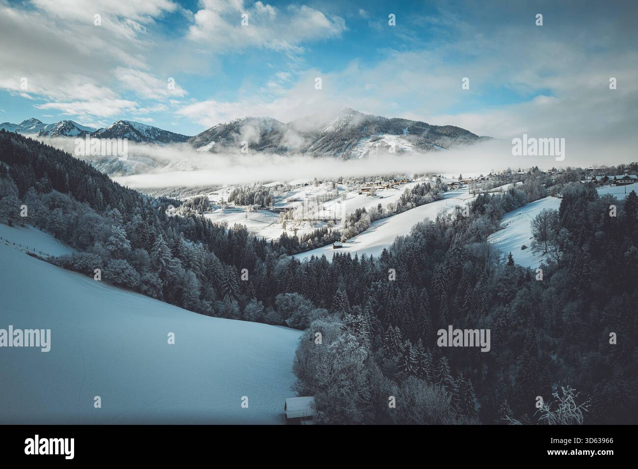 Österreich, Steiermark, Schladming-Dachstein, Schladming, Rohrmoos, 4-Berge-Skischaukel, Reiteralm, Hochwurzen, Planai, Hauser Kaibling, inverno, Schnee, Bergpanorama, Alpen, Talnebel, verschneite Wälder, Planai-West, Seilbahn, Talbach - Archiv *** Austria, Stiria, Schladming Dachstein, Schladming, Rohrmoos, 4 Berge Skischaukel, Reiteralm, Hochwurzen, Planai, Hauser Kaibling, inverno, neve, panorama montano, Alpi, nebbia vallata, foreste innevate, Planai West, funivia, Talbach Archive Copyright: xStefanxTrochax Foto Stock