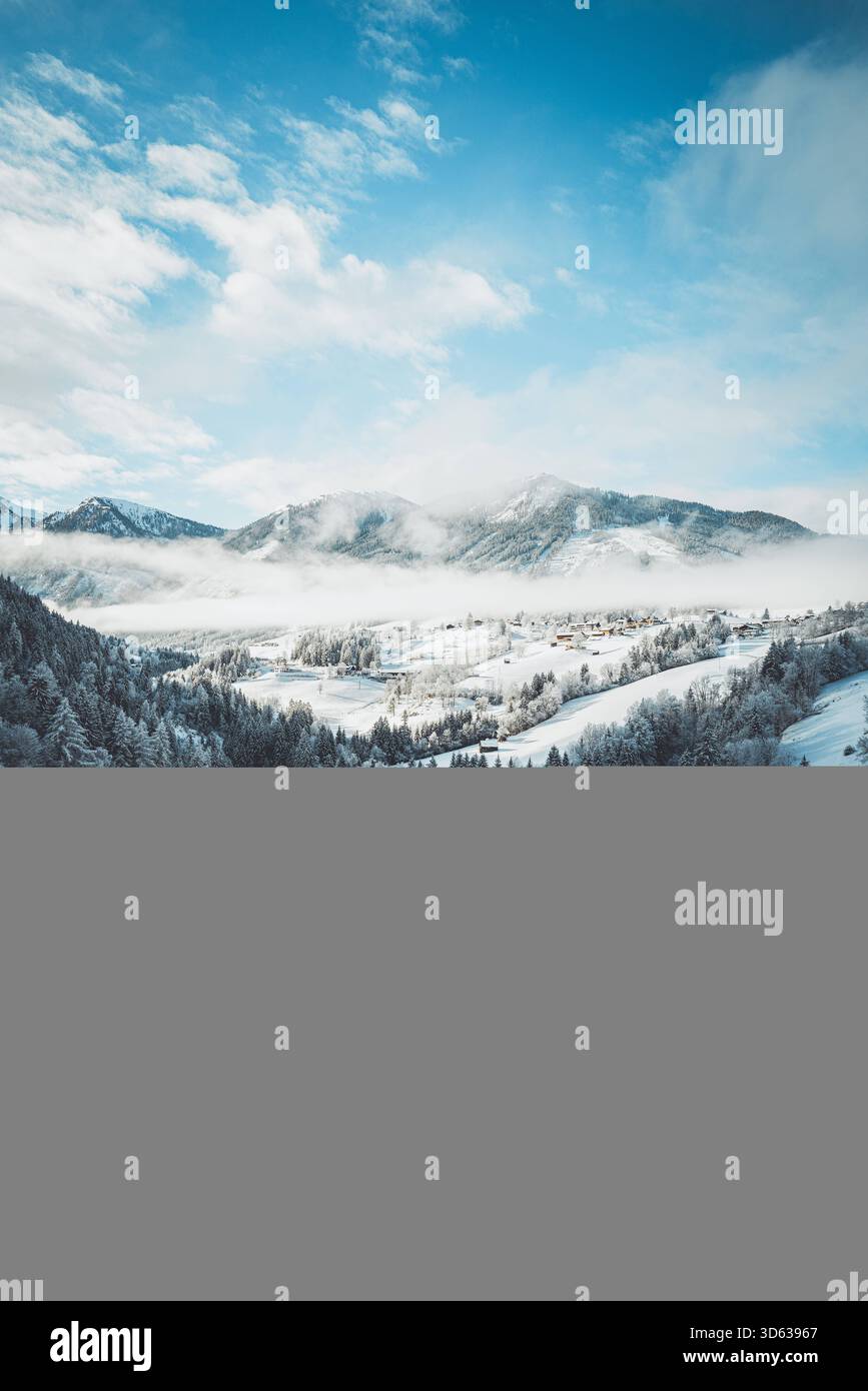 Österreich, Steiermark, Schladming-Dachstein, Schladming, Rohrmoos, 4-Berge-Skischaukel, Reiteralm, Hochwurzen, Planai, Hauser Kaibling, inverno, Schnee, Bergpanorama, Alpen, Talnebel, verschneite Wälder, Planai-West, Seilbahn, Talbach - Archiv *** Austria, Stiria, Schladming Dachstein, Schladming, Rohrmoos, 4 Berge Skischaukel, Reiteralm, Hochwurzen, Planai, Hauser Kaibling, inverno, neve, panorama montano, Alpi, nebbia vallata, foreste innevate, Planai West, funivia, Talbach Archive Copyright: xStefanxTrochax Foto Stock