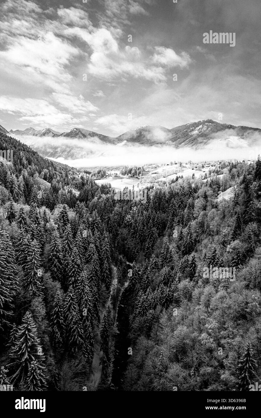 Österreich, Steiermark, Schladming-Dachstein, Schladming, Rohrmoos, 4-Berge-Skischaukel, Reiteralm, Hochwurzen, Planai, Hauser Kaibling, inverno, Schnee, Bergpanorama, Alpen, Talnebel, verschneite Wälder, Planai-West, Seilbahn, Talbach, schwarz-Weiß fotografie, monochrom - Archiv *** Austria, Stiria, Schladming Dachstein, Schladming, Rohrmoos, 4 Berge Skischaukel, Reiteralm, Hochwurzen, Planai, Hauser Kaibling, inverno, neve, panorama montano, Alpi, nebbia vallata, foreste innevate, Planai West, funivia, Talbach, fotografia in bianco e nero, archivio monocromatico Copyright: xStefanxTrochax Foto Stock