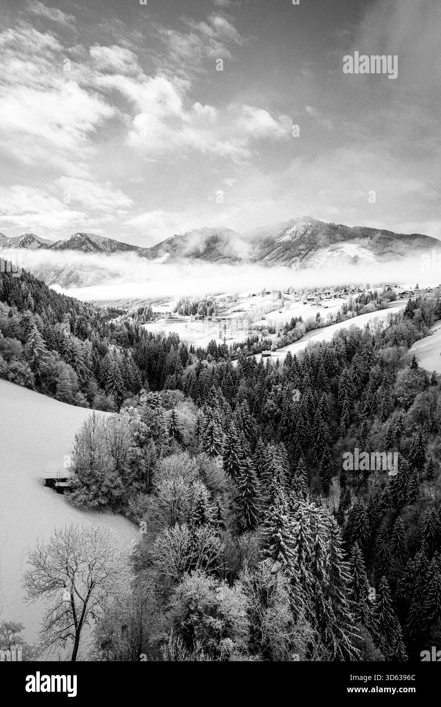 Österreich, Steiermark, Schladming-Dachstein, Schladming, Rohrmoos, 4-Berge-Skischaukel, Reiteralm, Hochwurzen, Planai, Hauser Kaibling, inverno, Schnee, Bergpanorama, Alpen, Talnebel, verschneite Wälder, Planai-West, Seilbahn, Talbach, schwarz-Weiß fotografie, monochrom - Archiv *** Austria, Stiria, Schladming Dachstein, Schladming, Rohrmoos, 4 Berge Skischaukel, Reiteralm, Hochwurzen, Planai, Hauser Kaibling, inverno, neve, panorama montano, Alpi, nebbia vallata, foreste innevate, Planai West, funivia, Talbach, fotografia in bianco e nero, archivio monocromatico Copyright: xStefanxTrochax Foto Stock