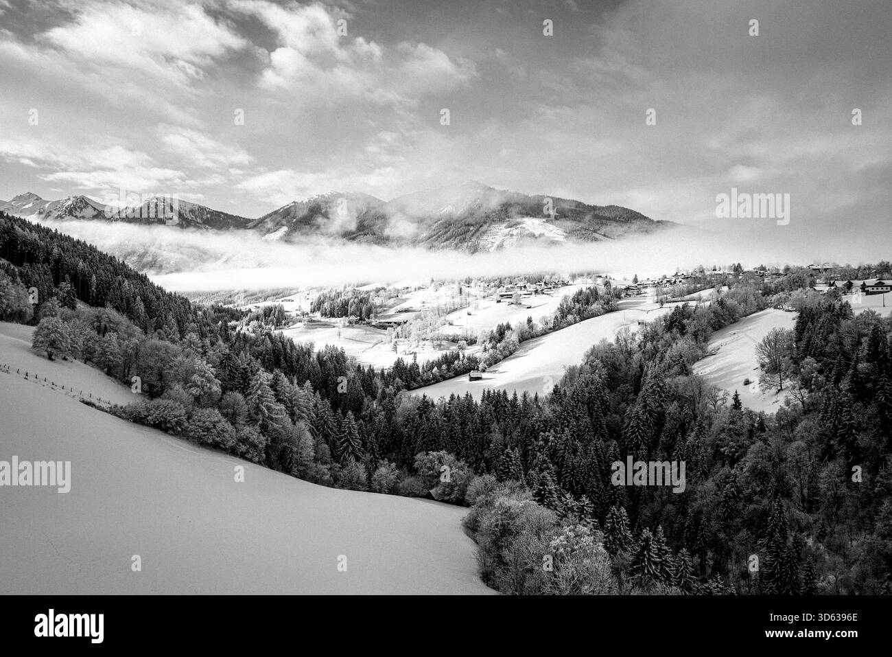 Österreich, Steiermark, Schladming-Dachstein, Schladming, Rohrmoos, 4-Berge-Skischaukel, Reiteralm, Hochwurzen, Planai, Hauser Kaibling, inverno, Schnee, Bergpanorama, Alpen, Talnebel, verschneite Wälder, Planai-West, Seilbahn, Talbach, schwarz-Weiß fotografie, monochrom - Archiv *** Austria, Stiria, Schladming Dachstein, Schladming, Rohrmoos, 4 Berge Skischaukel, Reiteralm, Hochwurzen, Planai, Hauser Kaibling, inverno, neve, panorama montano, Alpi, nebbia vallata, foreste innevate, Planai West, funivia, Talbach, fotografia in bianco e nero, archivio monocromatico Copyright: xStefanxTrochax Foto Stock