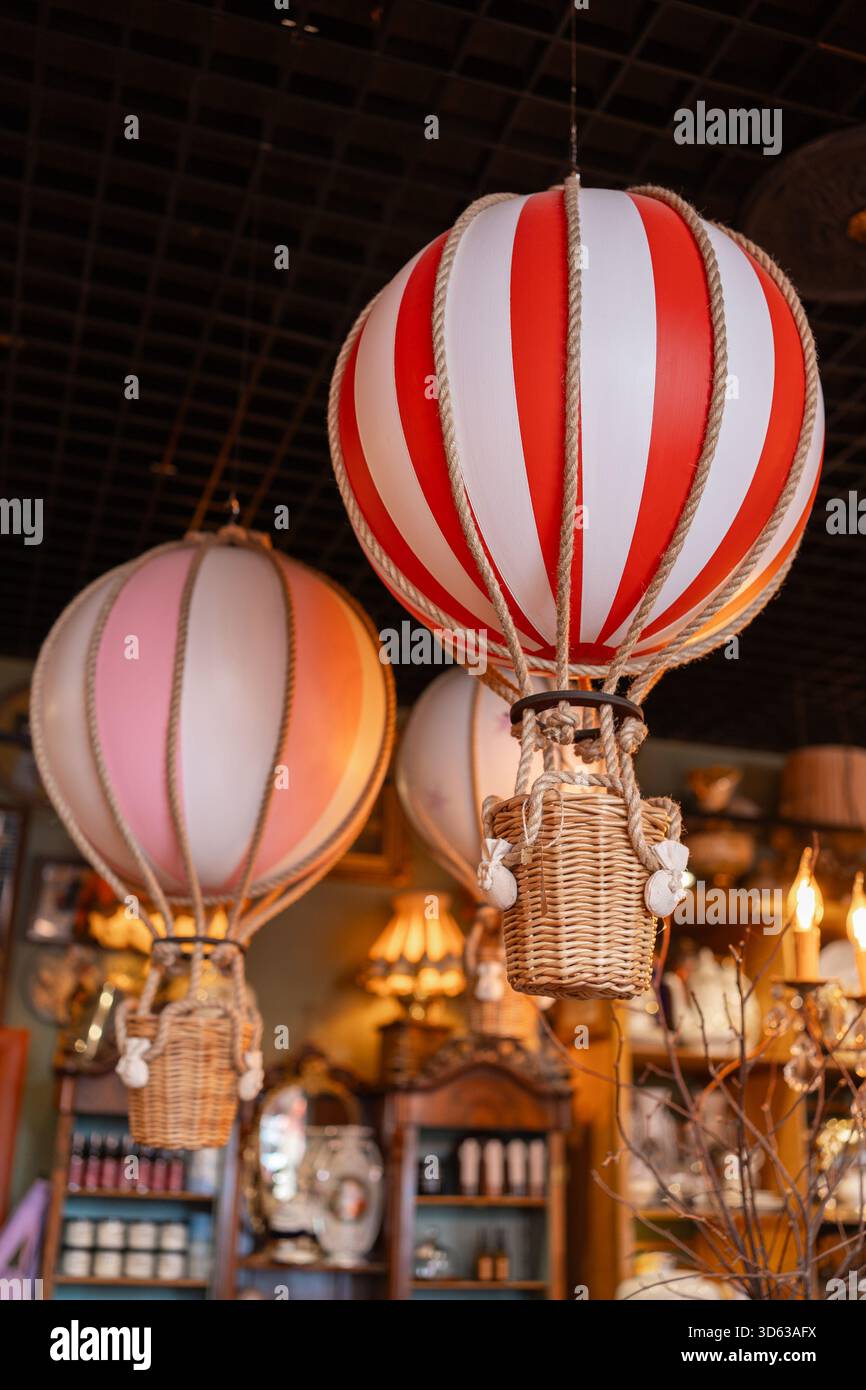 Palloncini ad aria calda decorativi con interni splendidamente disposti. Luci soffuse, colori caldi e decorazioni eleganti creano un incantevole spazio festivo con un Foto Stock