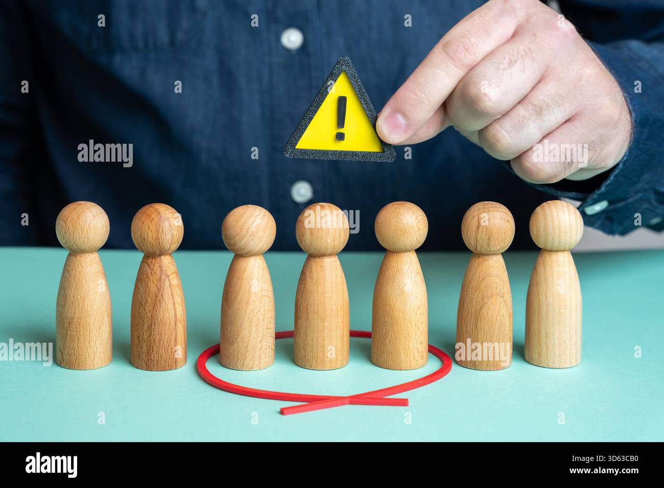 Identificare il gruppo a rischio. Gruppo di popolazione vulnerabile esposto a rischio. Epidemia. Situazione economica difficile, disoccupazione, disuguaglianza sociale, crisi sanitaria pubblica Foto Stock