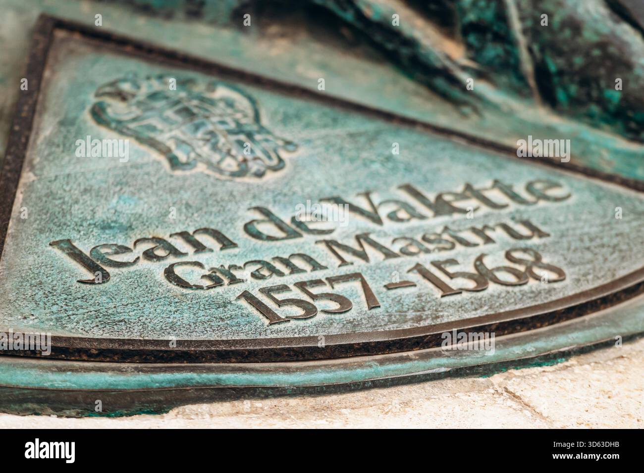 La Valletta, Malta? 10 aprile 2025: Statua di Jean de Valette, Gran Maestro dell'ordine di Malta dal 1557 al 1568, che diede il suo nome alla città di la Valletta Foto Stock