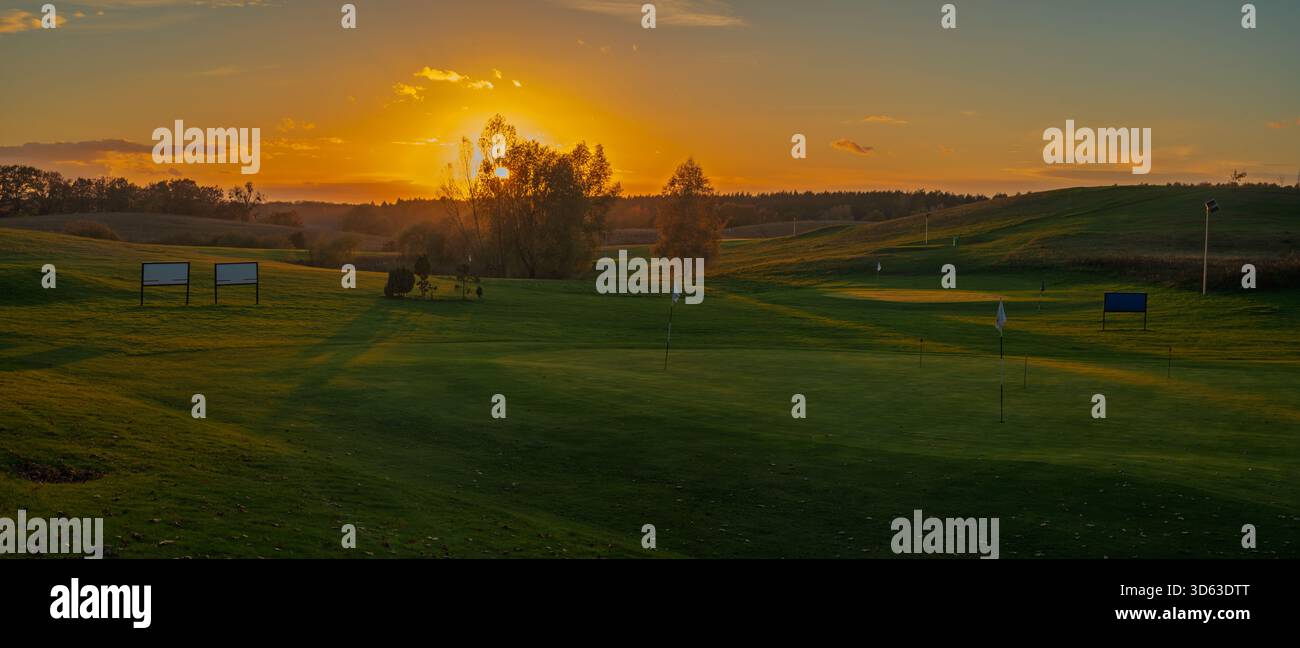 Tramonto su un bellissimo campo da golf in autunno Foto Stock