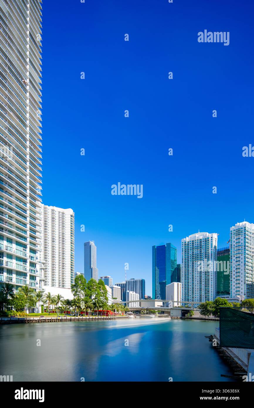 Foto di Miami River. Lunga esposizione all'acqua sfocata e alle imbarcazioni in movimento Foto Stock