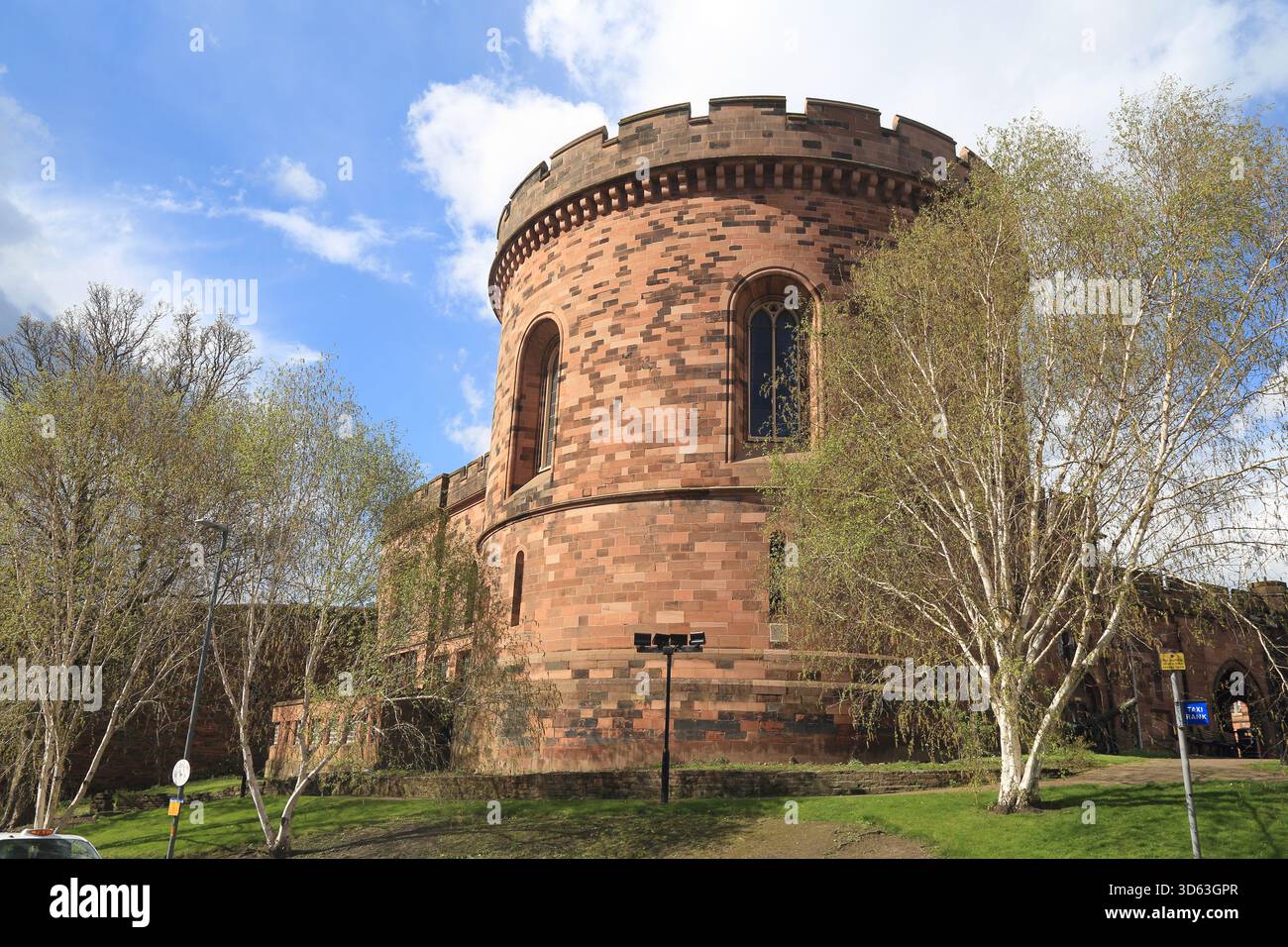 Cittadella di Carlisle, torre ovest circondata da alberi in una giornata luminosa e soleggiata sotto il cielo blu, Inghilterra storica, Cumbria, Regno Unito Foto Stock