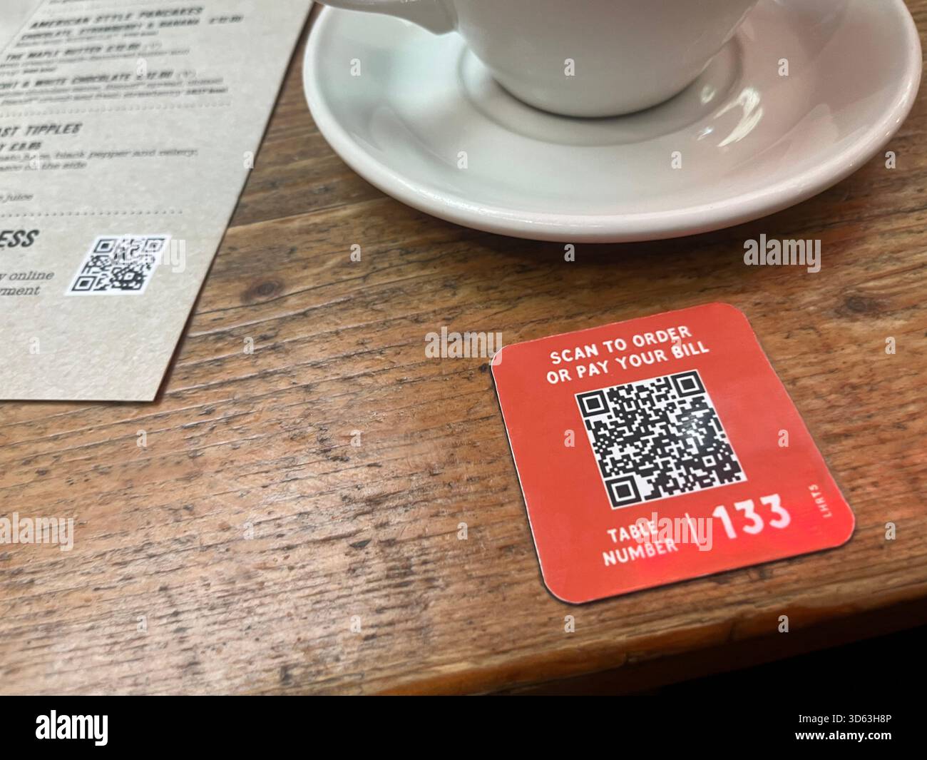 Ordinazione QR presso una caffetteria Giraffe al Terminal 5 di Londra Heathrow Foto Stock