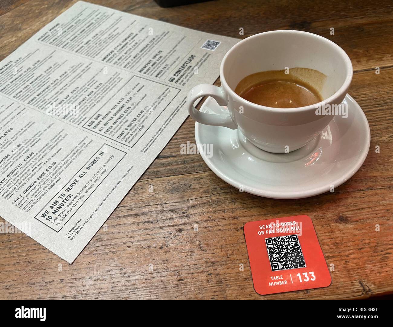 Ordinazione QR presso una caffetteria Giraffe al Terminal 5 di Londra Heathrow Foto Stock