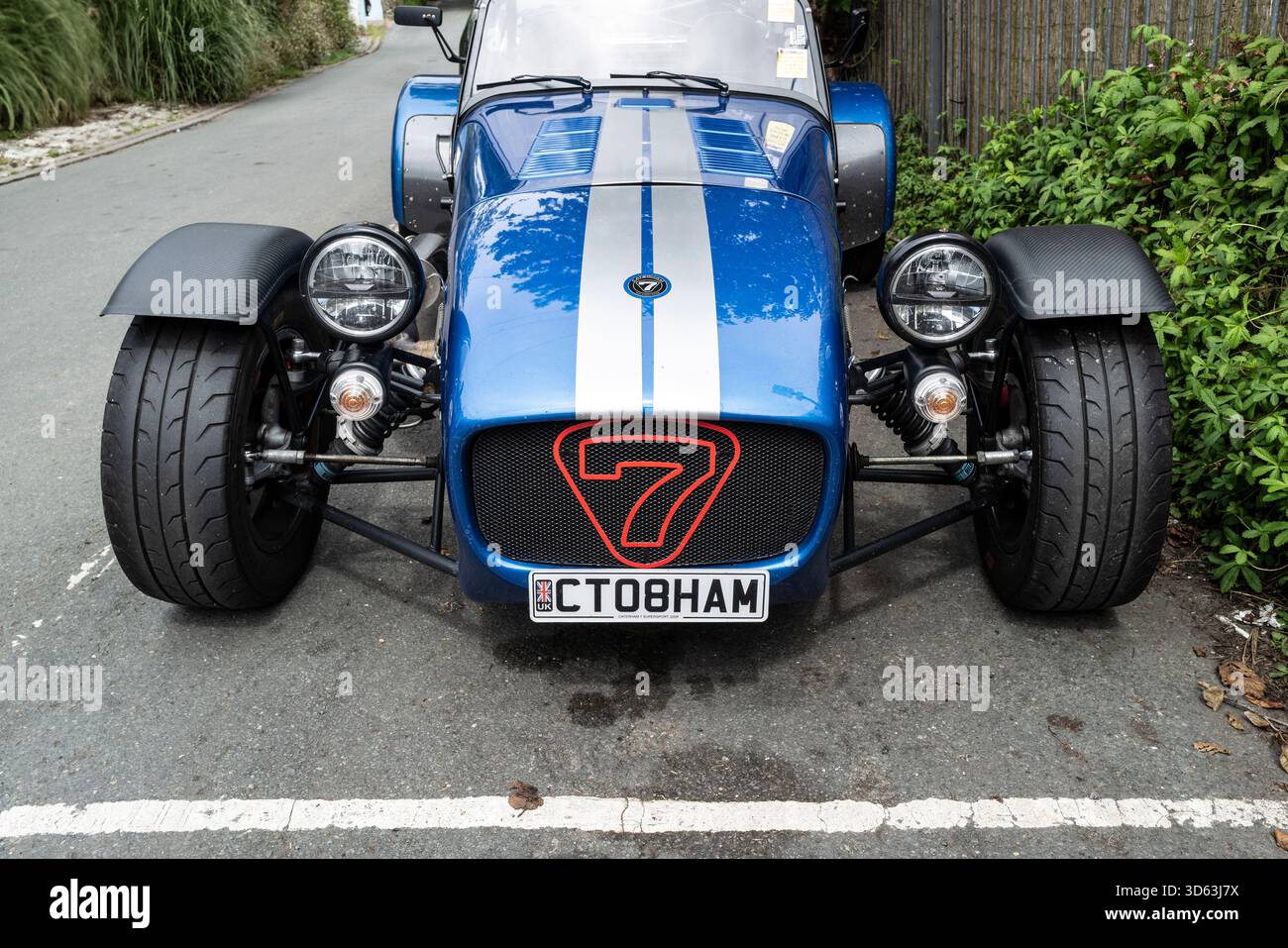 Un'auto sportiva leggera e minimalista Caterham Seven 310R parcheggiata in una strada a Newquay in Cornovaglia nel Regno Unito in Europa. Foto Stock