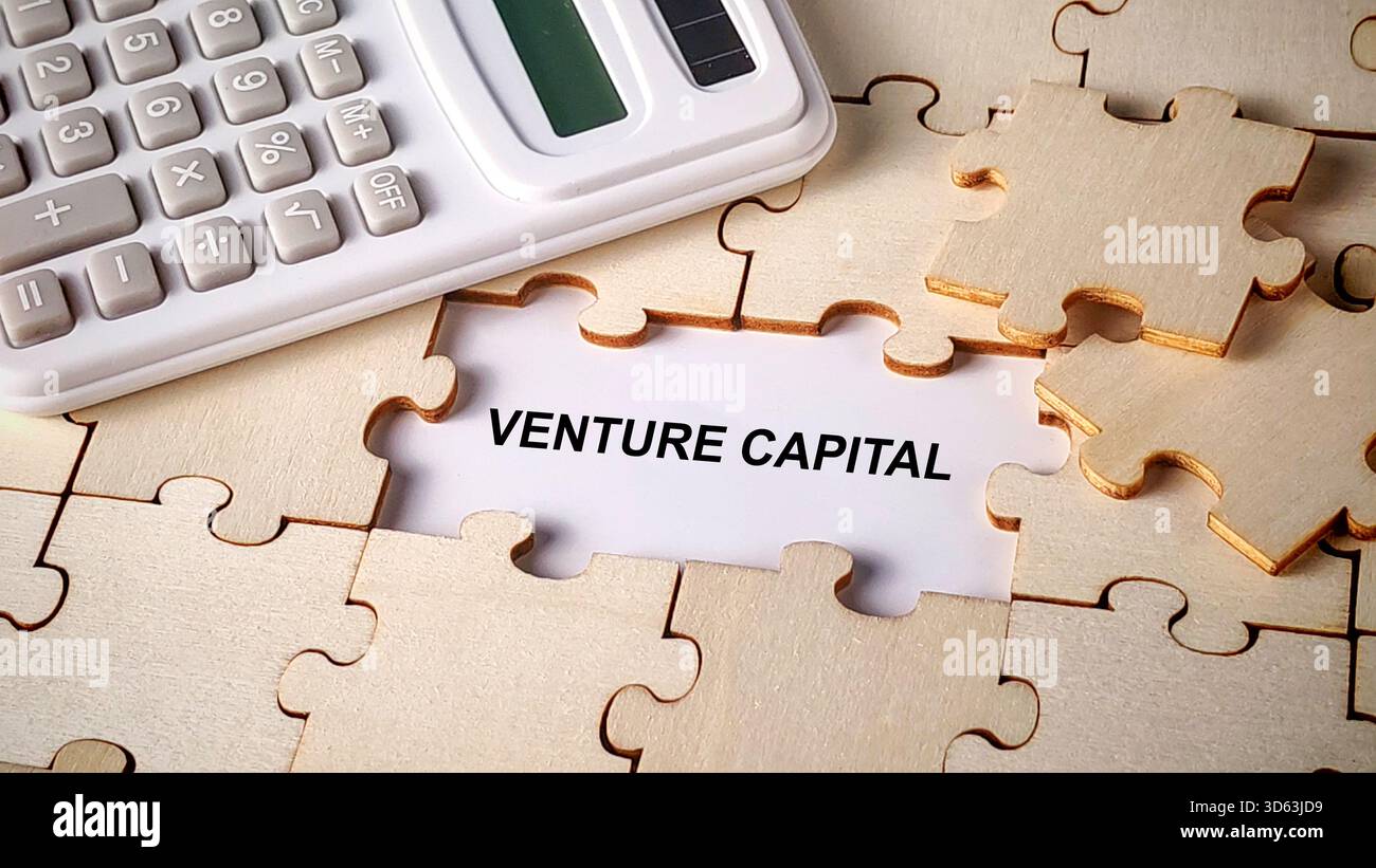 Venture Capital è stata svelata in Jigsaw Puzzle Gap Next to White Financial Calculator Foto Stock